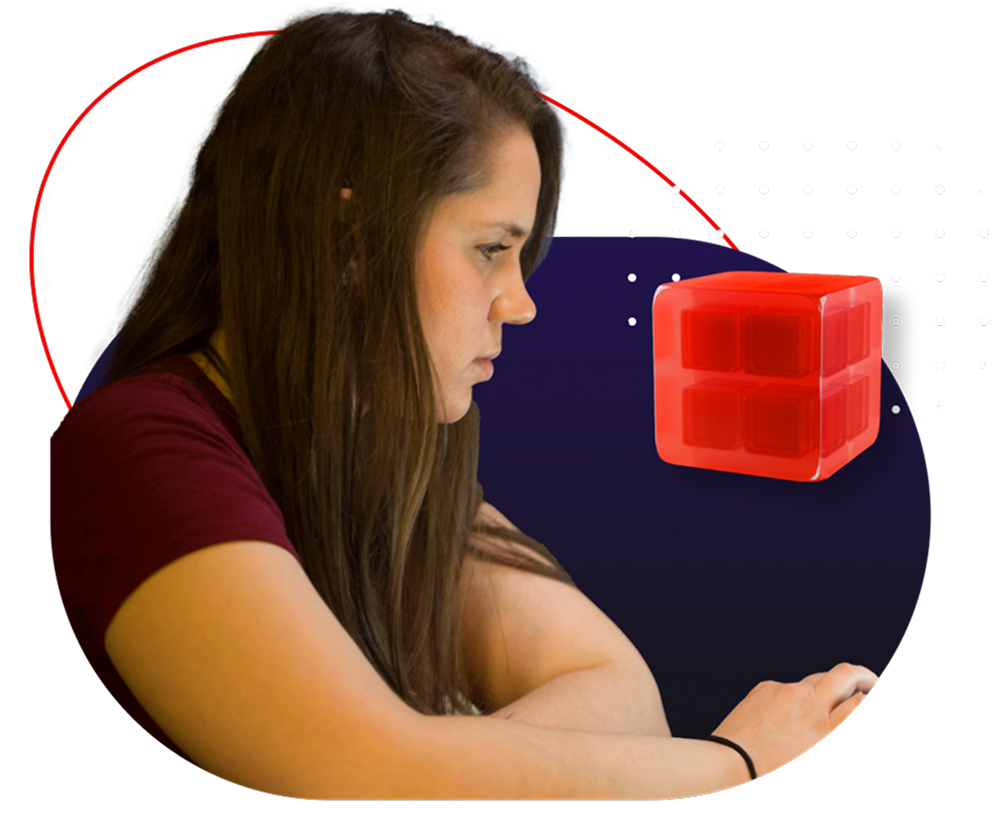 ノートパソコンを見ている女性