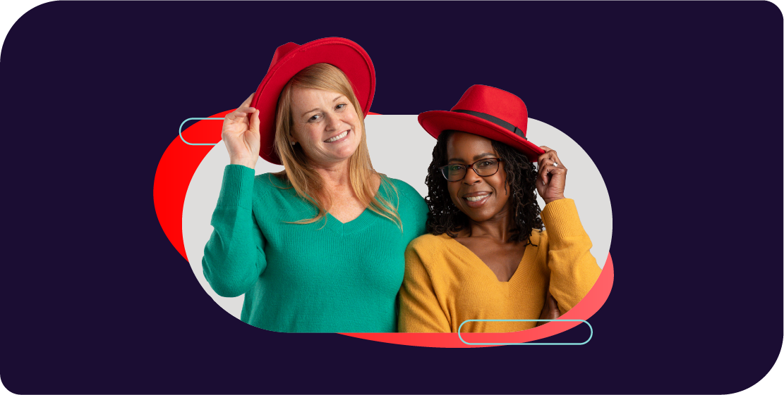 フェドラハットをかぶった 2 人の Red Hat 社員。