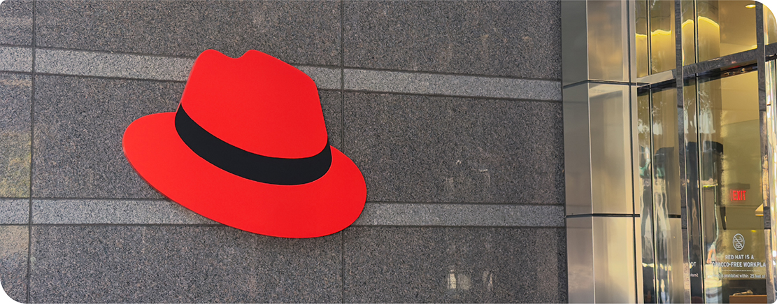 El sombrero está colgado en la pared del ingreso al edificio de Red Hat Tower en Raleigh, Carolina del Norte.