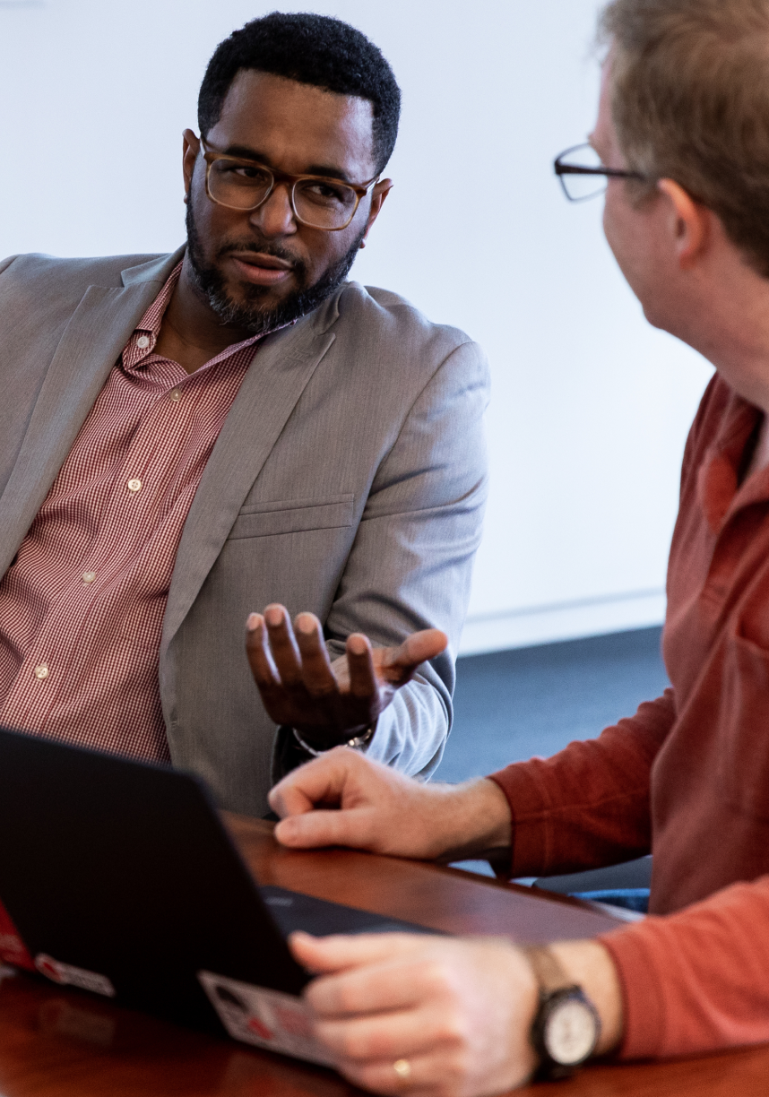 Colegas de trabalho conversando
