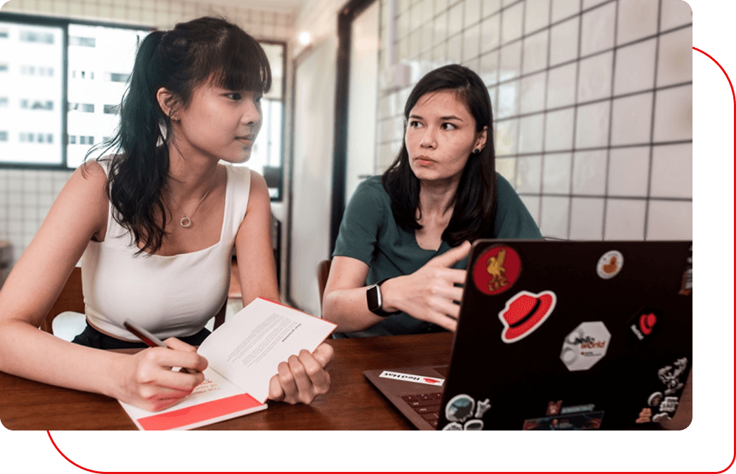 Imagem de duas mulheres trabalhando juntas