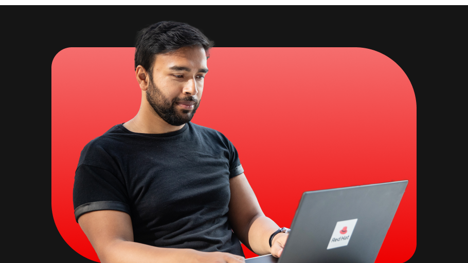 ノートパソコンを見ている男性