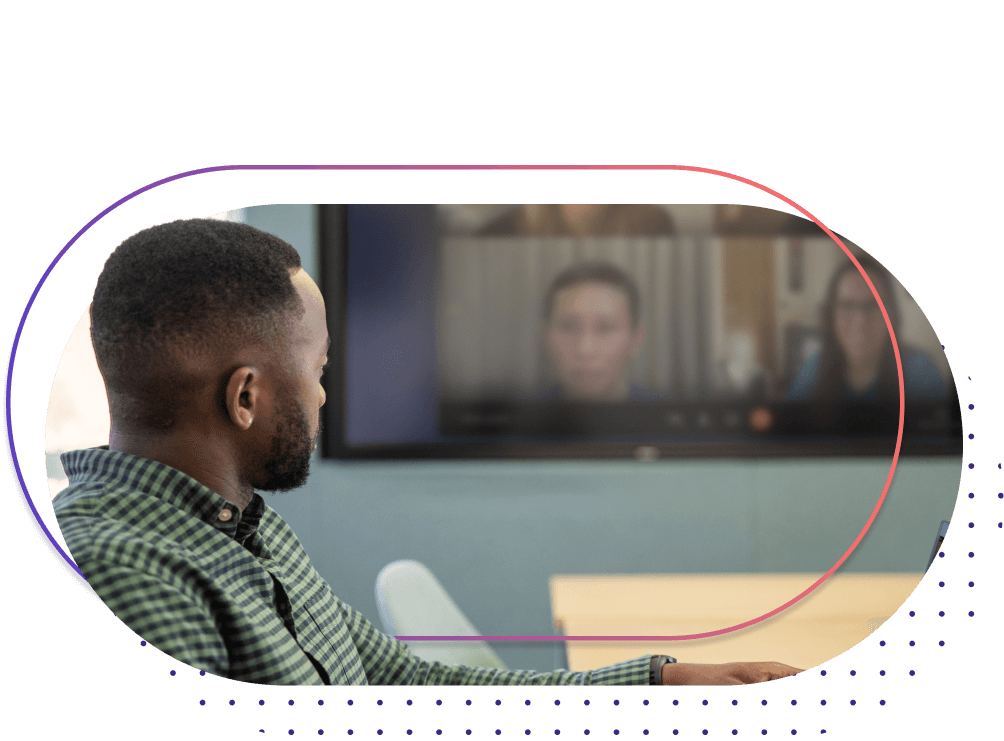 Um homem com uma camisa xadrez participa de uma videoconferência em um escritório