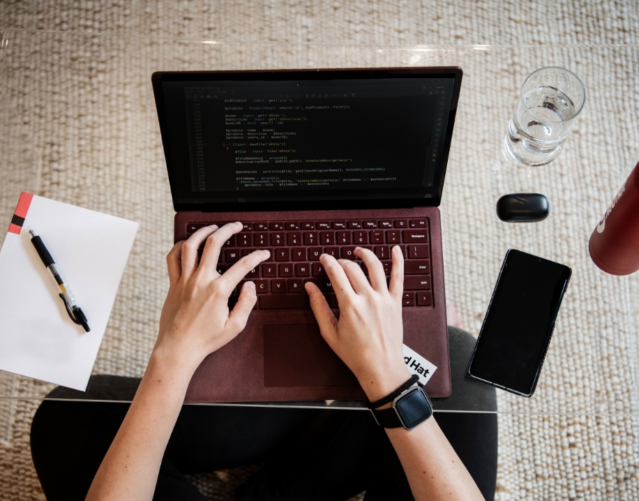 Imagen de una persona trabajando en una computadora